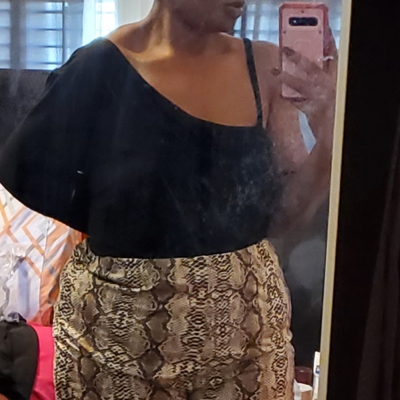 Black One Sleeve/One Strap Top - Picture 4 of 4